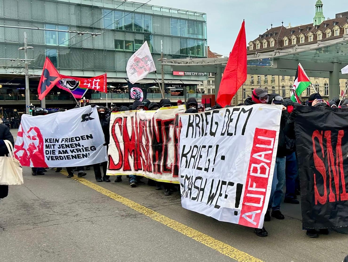 Transparente an der Smash WEF Demo in Bern