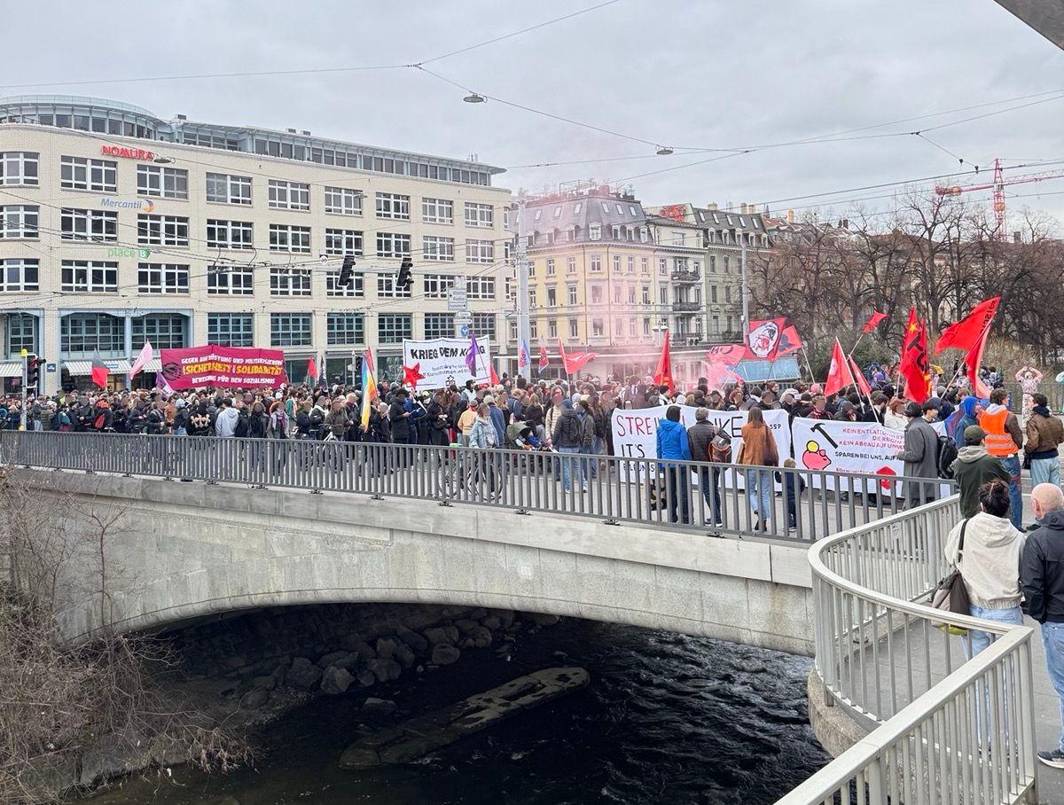 Demonstration auf der Brücke